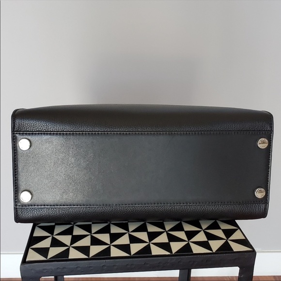 Ⓜ️SOLDⓂ️🎉2XHP🎉Michael Kors LARGE Leather satchel - Picture 11 of 11